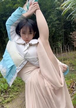 一字马小姐姐