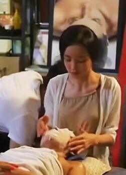 丈夫不行,人妻在按摩院被人占了大便宜