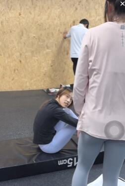 两个健身妹子