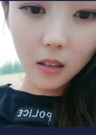 美女和男友下乡后面还有老头在干活