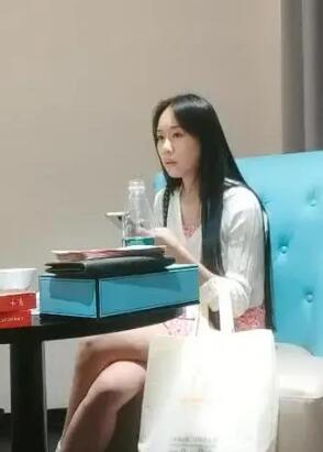 甜美萌妹子帮忙给老金按摩回复体力后再战