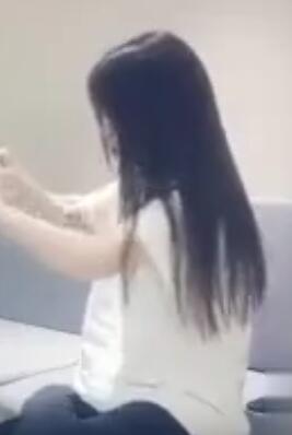 约长发白T血衫黑裤美女