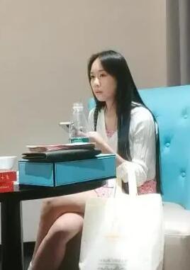老金太猛把黄发和长腿妹子都搞哭了