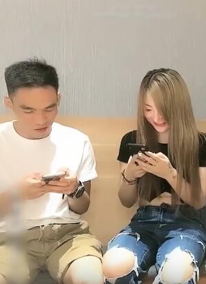 午夜小伙约到破洞黄发小美女