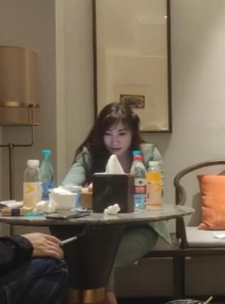秋霞影视金融少妇阿姨一顿宵夜搞定小胖