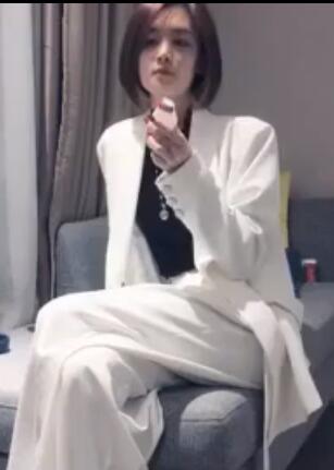 高挑白领妹子刚下班就到酒店