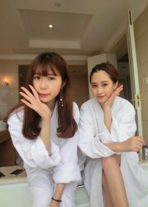 胖哥花大笔重金请来两位高级妹子