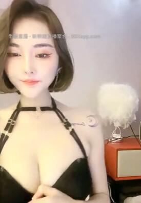 短发高冷美女