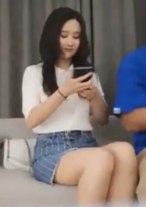 颜值控超甜美的小姐姐这酒店的床也太差了