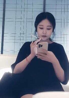 探妹约牛仔裤风满兼职妹穿着吊带内衣