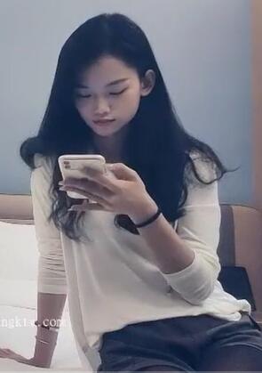 探妹酒店高价约玩抖阴的小靓妹