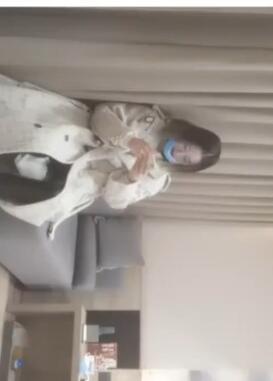 小哥寻妹皮裤短发长相甜美妹子酒店