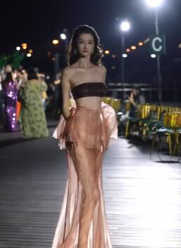 陈宝月，抹胸布不怕掉下来吗