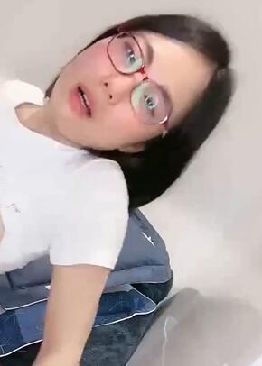 非常粉嫩的大二气质眼镜学妹