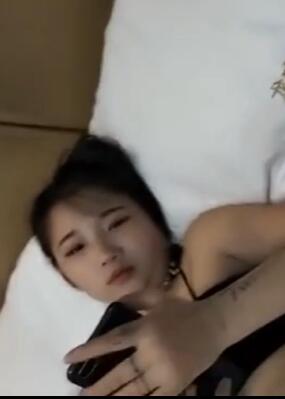 中年大叔约职专短发学妹年纪不大
