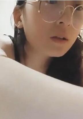 表面清纯眼镜小媳妇和男友大秀