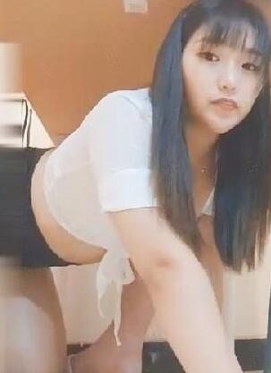 顏值不错肉肉妹子跪在桌子底下