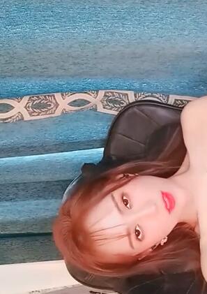 漂亮少妇穿粉色丝袜