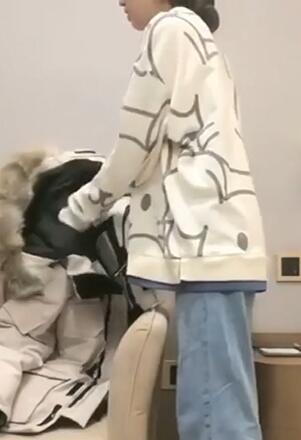 漂亮美女吓死我了刚有人敲门东北妹子性格开朗