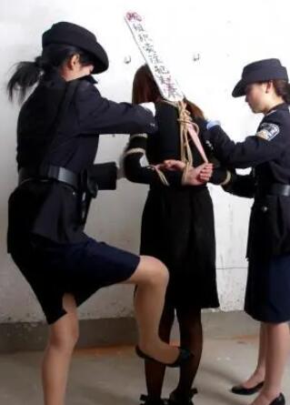 美女看守霸凌女囚
