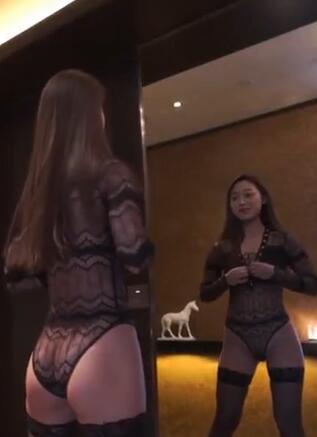 刘x然黑丝翘臀趴桌上摆造型