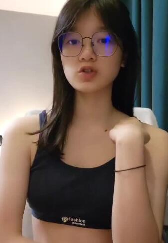 极品尤物眼镜学生妹,外表清纯小虎牙