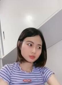 气质短发年轻少妇