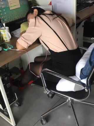 单位领导和身材火爆的美女同事
