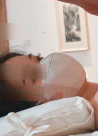 摄影师忽悠美女模特做私密大保健