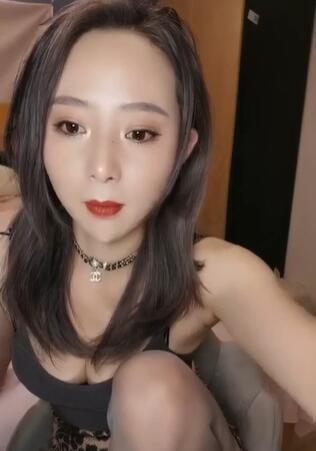 豹纹短裙妖艳美女,烈焰红唇黑丝
