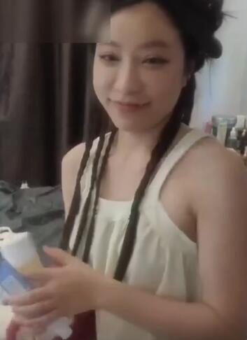 古风装扮小肚兜,虎牙妹妹