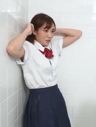 纯情学妹Obi在厕所被霸凌