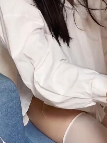 19岁蜂腰蜜桃臀挺单纯的女孩