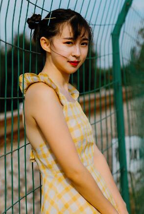 马尾辫漂亮小姑娘双洞齐开