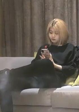 金色短发纹身妹子后入抬腿