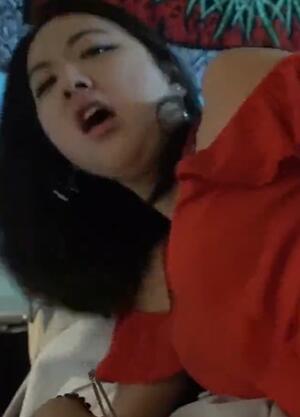 旅美留学生李美静绿色美瞳红色连衣裙