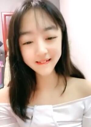 小虎牙清纯甜美学生萌妹撩起衣服