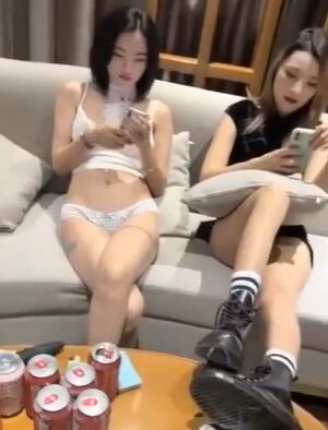 一男三女划拳赌脱衣服脱的差不多