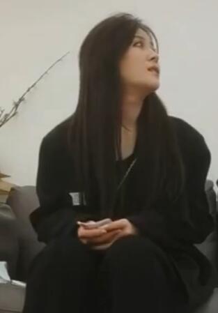 小秋上场00后大圈美女神似迪丽热巴秀发