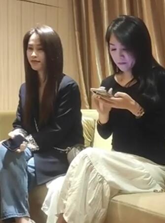 两个心机婊美女抢生意 明夸暗贬 逢场作戏